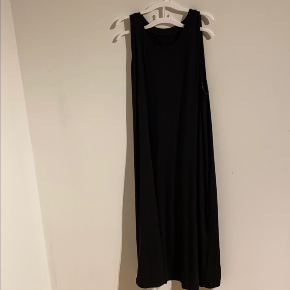 Black sleeveless dress